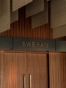 een gebouw met een bordje dat zich opmaakt voor bij Hôtel Swexan in Dallas