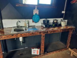 Kuchyň nebo kuchyňský kout v ubytování Moehiva Camping Rapa Nui
