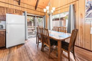 Køkken eller tekøkken på Bear Crossing - Walk to Snow Summit! Visit this charming mountain home compete with foosball table