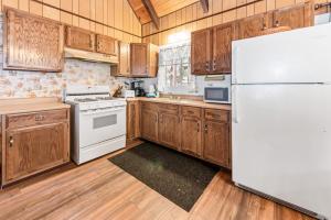 Køkken eller tekøkken på Bear Crossing - Walk to Snow Summit! Visit this charming mountain home compete with foosball table