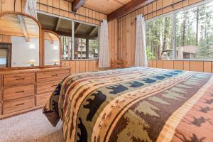 En eller flere senge i et værelse på Bear Crossing - Walk to Snow Summit! Visit this charming mountain home compete with foosball table