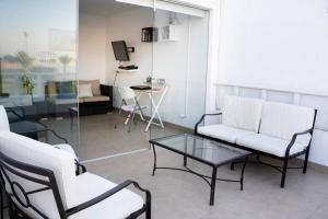 sala de estar con sofá, sillas y mesa en Casa de Playa con Piscina Exclusiva, en Pisco
