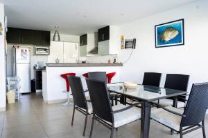 cocina y comedor con mesa y sillas en Casa de Playa con Piscina Exclusiva, en Pisco