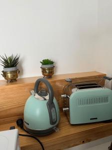 a tea kettle and a toaster on a counter at HOUSE NEXT TO THE THEATER in Évora