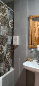 bagno con lavandino e specchio di Hotel Fuertescusa a Fuertescusa