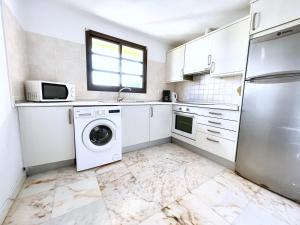 Kuchyňa alebo kuchynka v ubytovaní FTV Holidays Homes