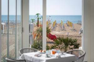 Vue générale sur la mer ou vue sur la mer prise depuis l'hôtel
