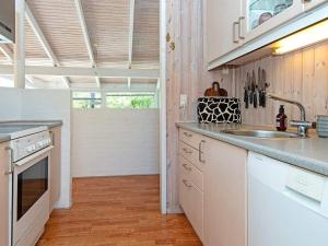 Kuchyň nebo kuchyňský kout v ubytování Four-Bedroom Holiday home in Ebeltoft 12