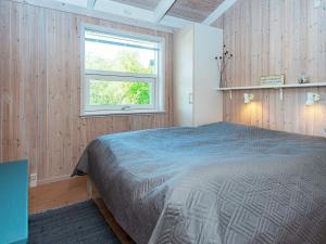 Postel nebo postele na pokoji v ubytování Four-Bedroom Holiday home in Ebeltoft 12
