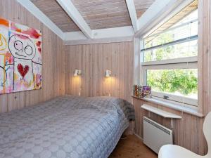 エーベルトフトにあるFour-Bedroom Holiday home in Ebeltoft 12のベッドルーム(大型ベッド1台、窓付)