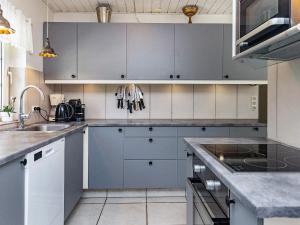 Kuchyň nebo kuchyňský kout v ubytování 12 person holiday home in Væggerløse-By Traum