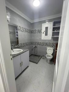 ein Bad mit einem WC und einem Waschbecken in der Unterkunft غرفه وصاله بقريه ريفيرا ريزورت in Sharm El Sheikh