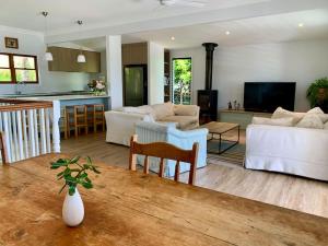 Posezení v ubytování Stunning Yamba Beach House! 3B+