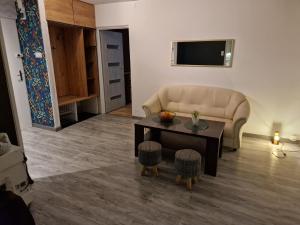 a living room with a couch and a table at Leśny Kącik tuż przy centrum miasta in Krosno