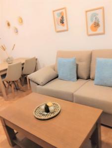 salon z kanapą i stołem w obiekcie Marina Vistamar w mieście Mojácar
