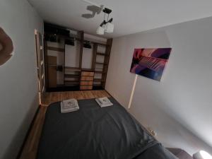 um quarto com uma cama preta num quarto em Leśny Kącik tuż przy centrum miasta em Krosno