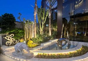 亞歷山大的住宿－Mirage Hotel & Conference Center，夜幕在建筑物前的雕塑