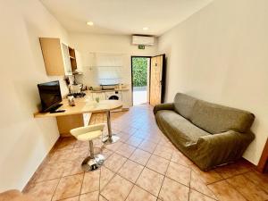 ein Wohnzimmer mit einem Sofa und einer Küche in der Unterkunft Residence Villa il sogno in Rom