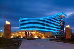 um grande edifício azul com bandeiras à frente em Holiday Inn Express & Suites Moore, an IHG Hotel em Moore