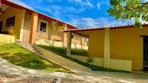 a building with a sidewalk next to a building at Pousada Serra do Camulengo in Barra da Estiva