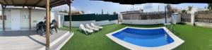 Bazén v ubytovaní Chalet-home familiar "CAL DENVER" "Pet friendly" alebo v jeho blízkosti
