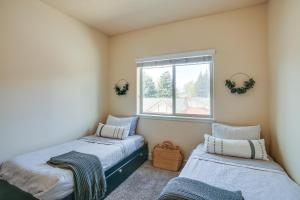Duas camas num quarto com uma janela em Coeur dAlene Vacation Rental 4 Mi to Hayden Lake em Coeur d'Alene