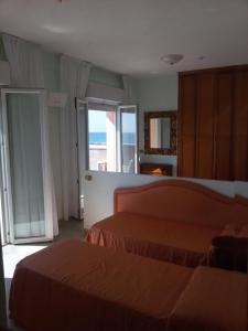 Postel nebo postele na pokoji v ubytování Hotel Mayflower