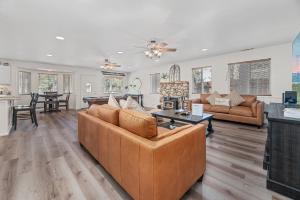 una sala de estar con un sofá y una mesa en Serenity Knoll - Comfortable, spacious single-level cabin! Newly remodeled! Hot Tub and Pool Table!, en Big Bear Lake