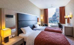 Ein Bett oder Betten in einem Zimmer der Unterkunft New Peterhof Hotel