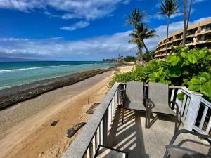 ラハイナにあるOceanfront with AirCon-Hear the waves-Amazing Views-WIFIのリゾートのバルコニーからビーチの景色を望めます。