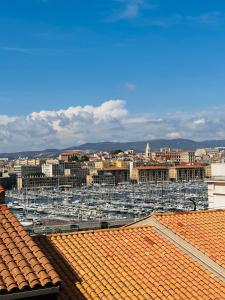 uitzicht op de stad vanaf het dak van een gebouw bij Le cocon de l’abbaye in Marseille
