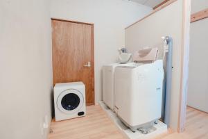 een wasruimte met een wasmachine en een wasmachine bij SLOW HOUSE kesennuma - Vacation STAY 31901v in Kesennuma