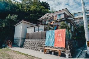 una casa con un cartel delante de ella en SLOW HOUSE kesennuma - Vacation STAY 31901v en Kesennuma