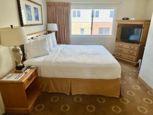 una camera d'albergo con letto e TV di Safari Hotel Boardwalk a Ocean City