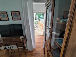 um corredor com uma porta, uma televisão e uma secretária em Historic Oakpark Home 