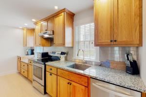 A kitchen or kitchenette at Peace & Quiet on ACK