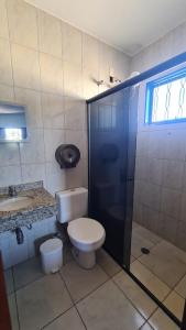 ein Bad mit einem WC, einem Waschbecken und einer Dusche in der Unterkunft Casa di Angeli in Barretos