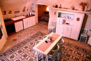 a kitchen with a table and chairs in a room at Casa Contini in Matera