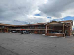 un estacionamiento frente a un gran edificio en Henry's Fork Inn en Saint Anthony