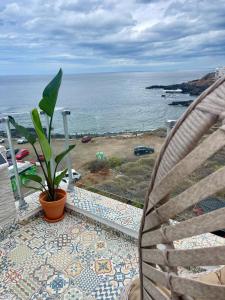 een stoel op een balkon met uitzicht op de oceaan bij El estudio de Jessica in La Laguna