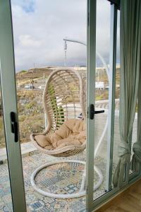 une chaise en osier sur un balcon avec vue dans l'établissement El estudio de Jessica, à La Laguna