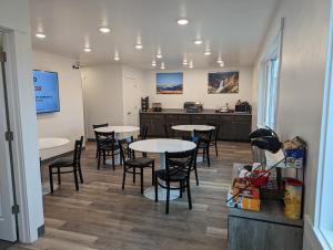 Henry's Fork Inn餐厅或其他用餐的地方