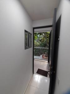 una puerta abierta a una habitación con vistas al patio en Apartaestudio Cartagena 4P, en Cartagena de Indias