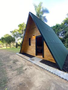 een klein houten gebouw met een schuin dak bij Cabana Nova Petrópolis in Nova Petrópolis