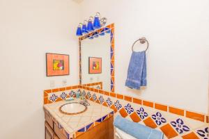 La salle de bains est pourvue d'un lavabo et d'un miroir. dans l'établissement Yellow Rose, à Puerto Peñasco
