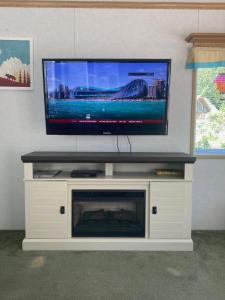 TV a/nebo společenská místnost v ubytování Beaver Lake Resort Site #36