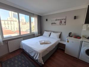 een kleine slaapkamer met een bed en een wasmachine bij FIRAT's Home in Istanbul