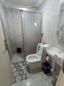 een badkamer met een douche, een toilet en een wastafel bij FIRAT's Home in Istanbul
