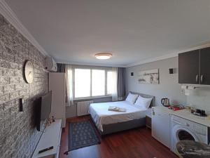 een kleine kamer met een bed en een raam bij FIRAT's Home in Istanbul