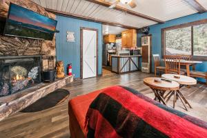 Una sala de estar con chimenea y un sofá. en Ponderosa Hill Cabin - Perfect cozy escape! Located in a prime area for a family getaway!, en Big Bear City